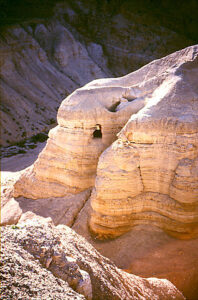 Cueva en Qumran