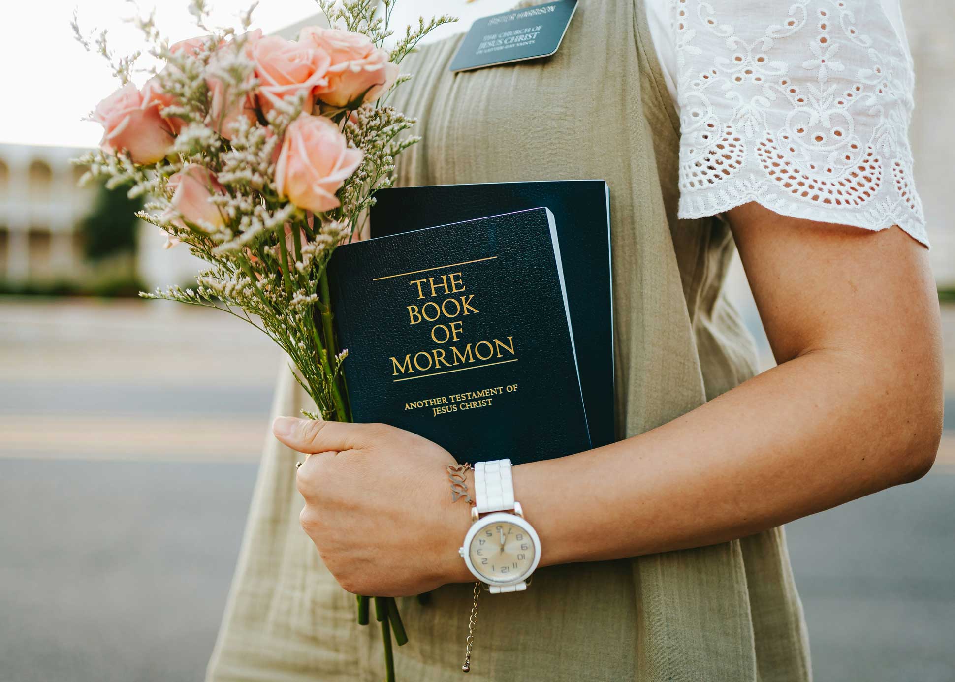 Mujer con el Libro de Mormón - Bailey Burton