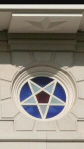 Pentagrama masónico y satánico en templo mormón