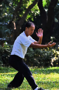 Hombre practicando el tai chi - Fotografía by Mark Hang Fung So